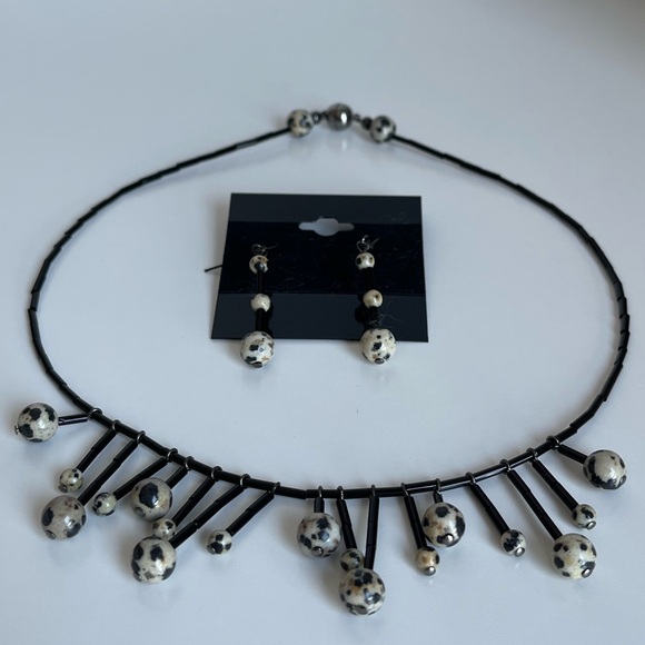 💕3/20$ NWOT Unique Beaded Necklace and Dangling Earrings Set - Picture 4 of 4